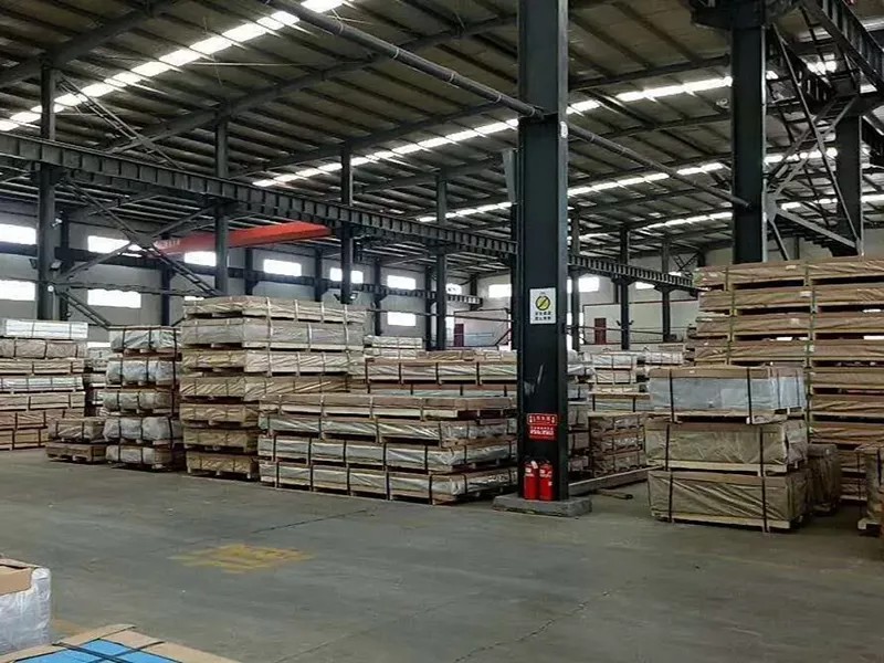 aluminum sheet export packaging with waterproof paper, wooden pallet, steel straps for sea shipment protection