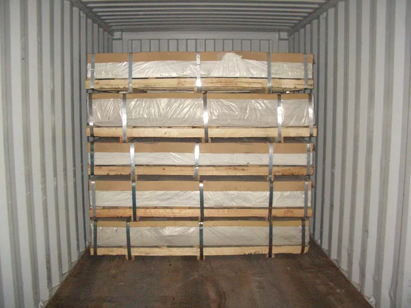 海上輸送および輸出出荷準備が整ったアルミニウム板材1100枚