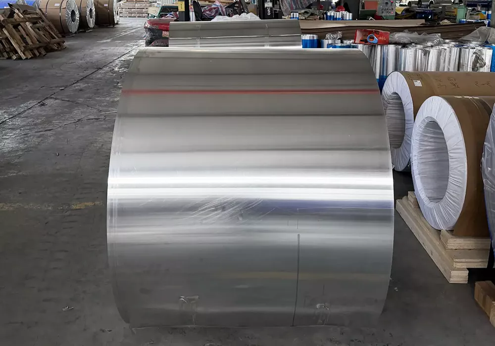 3003アルミニウムコイルの表面仕上げをクローズアップで検査した結果, 滑らかなミル仕上げが確認できる.