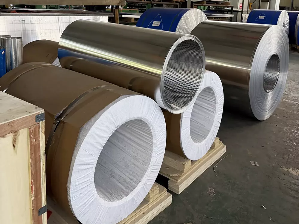工場倉庫で出荷準備中の3003アルミニウムコイルの実物写真