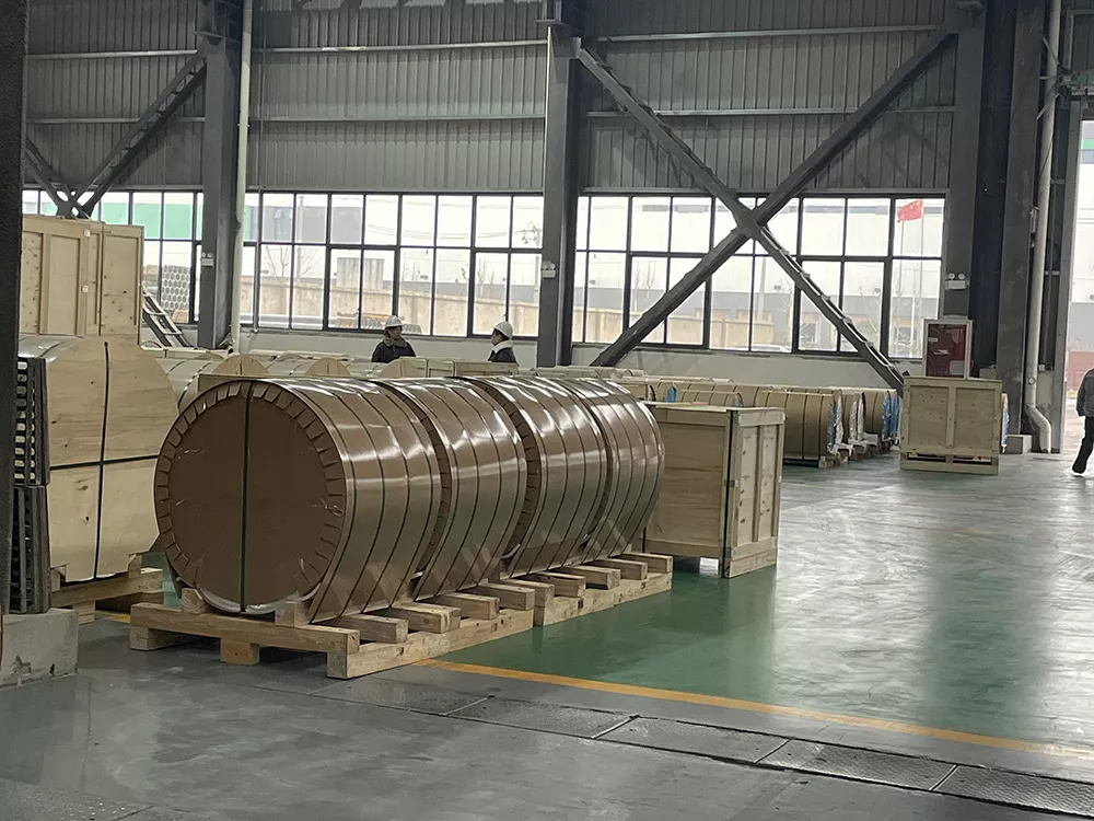 3003アルミニウムコイルのジャンボロールは, 木製パレットで保護され, 輸出用に梱包されています.