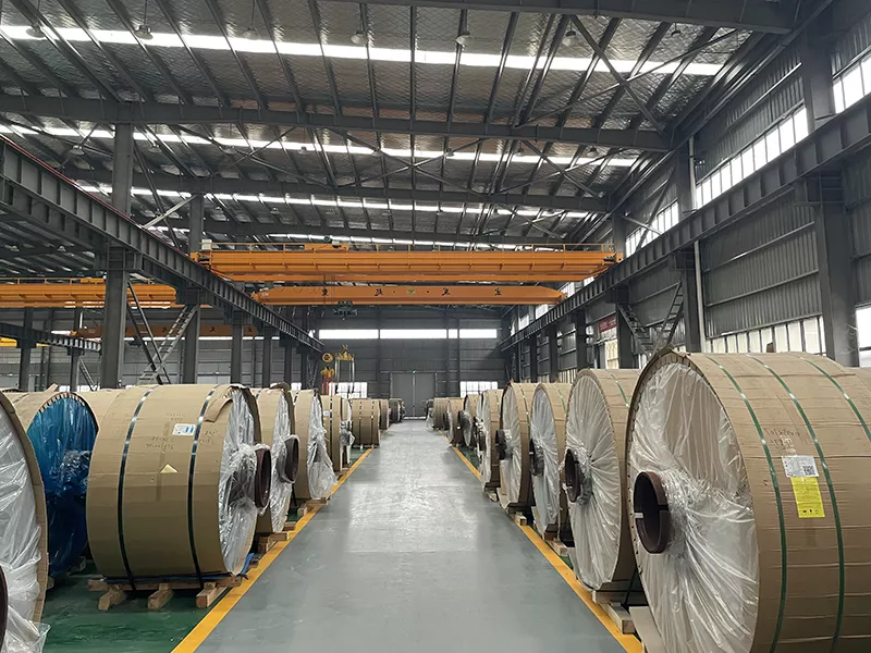 工場倉庫から輸出用コンテナへ3003アルミニウムコイルを積み込む