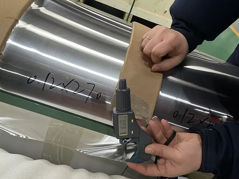 Inspeção da espessura de aletas de alumínio utilizando equipamentos de medição de precisão