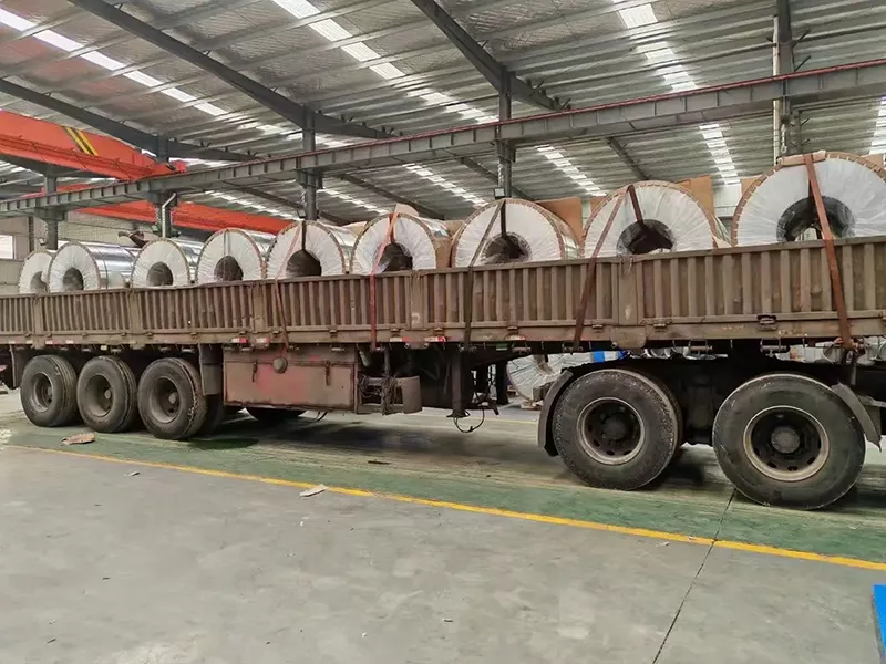 Export packaging of aluminum coils with moisture protection, edge protection, and wooden pallet support
