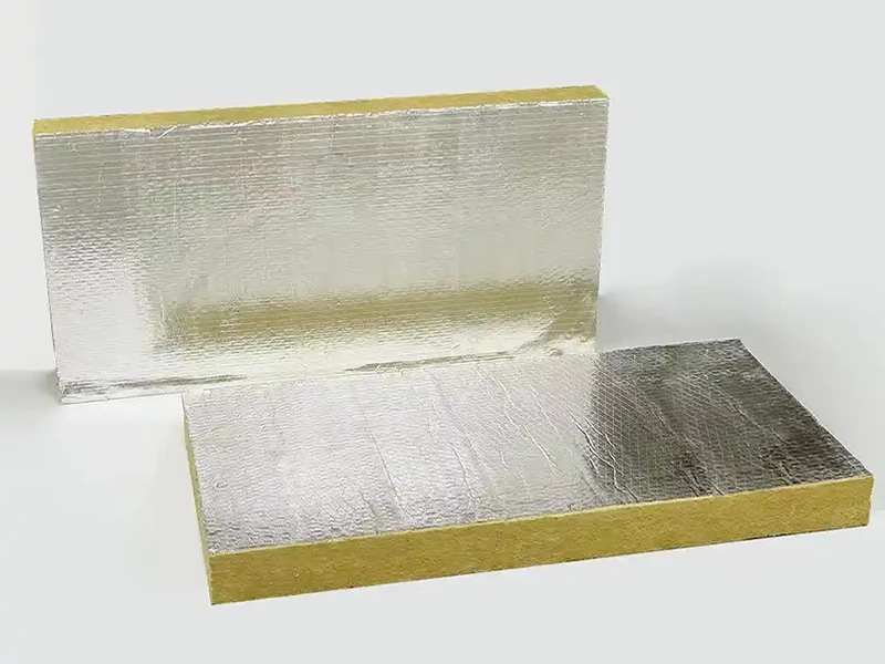 Aislamiento de lana de roca con revestimiento de lámina de aluminio laminada.