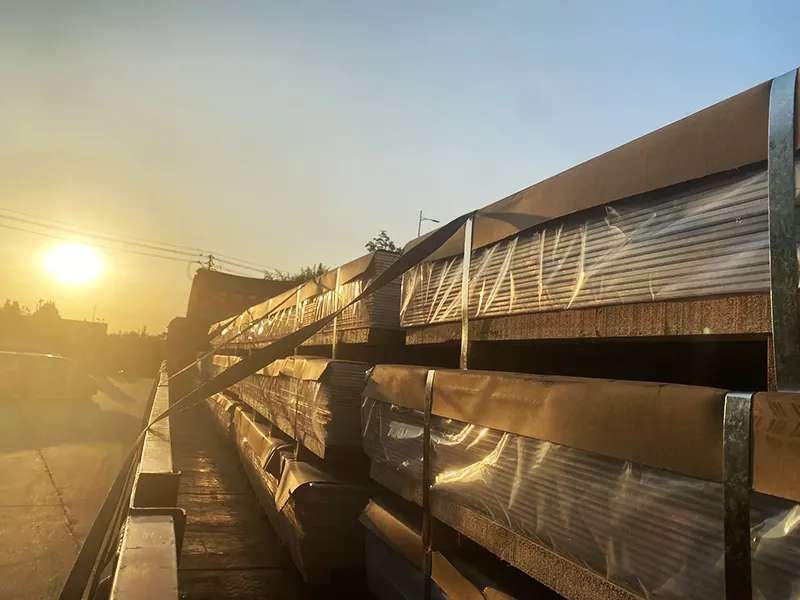 Embalagem e entrega de chapas de alumínio para exportação e aplicações automotivas.
