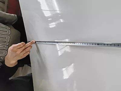 Измерение ширины алюминиевой катушки с цветным покрытием.