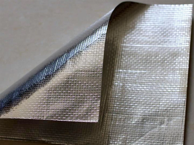 Tejido laminado con papel de aluminio en ambas caras.