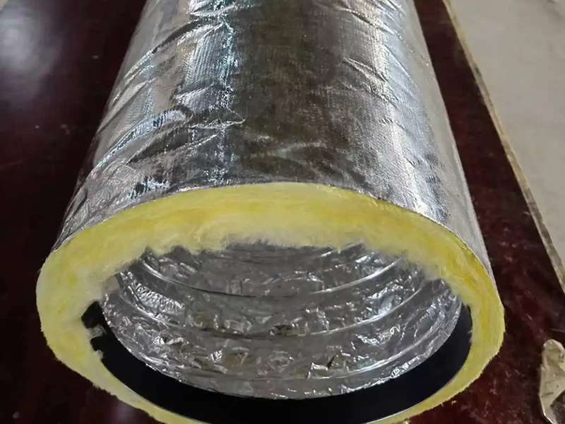 Revestimiento de lámina de aluminio laminada sobre aislamiento de lana de vidrio para conductos de aire flexibles.