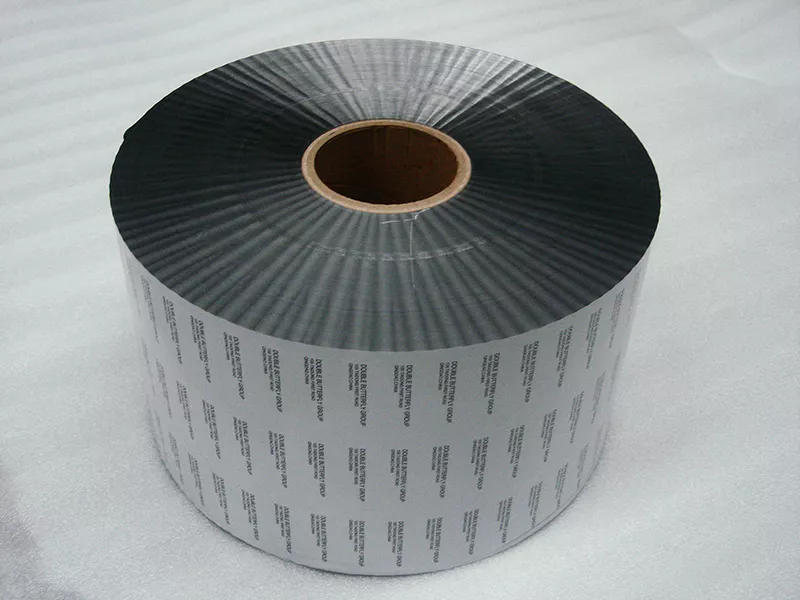 Rollo de papel de aluminio laminado impreso para envasado de alimentos.
