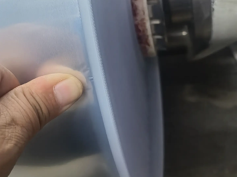 Lámina de aluminio laminada sin imprimir durante el corte.